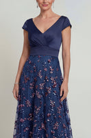 Laden Sie das Bild in den Galerie-Viewer, Marineblaues Pailletten A-Linie V-Ausschnitt Langes Mutter der Braut Kleid mit Mützenärmeln