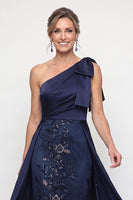 Laden Sie das Bild in den Galerie-Viewer, Einschulter Blaues Pailletten Mutter der Braut Kleid mit Umhang