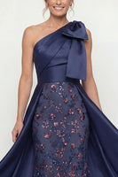 Laden Sie das Bild in den Galerie-Viewer, Einschulter Blaues Pailletten Mutter der Braut Kleid mit Umhang
