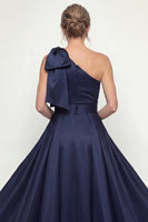 Laden Sie das Bild in den Galerie-Viewer, Einschulter Blaues Pailletten Mutter der Braut Kleid mit Umhang