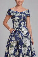Laden Sie das Bild in den Galerie-Viewer, Marineblaues Schulterfreies Geblümtes Muster Mutter der Braut Kleid mit Taschen