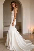 Laden Sie das Bild in den Galerie-Viewer, Elfenbein Mermiad Korsett Sweep Schleppe Brautkleid mit Spitze