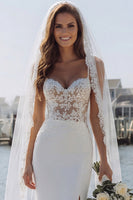 Laden Sie das Bild in den Galerie-Viewer, Elfenbein Meerjungfrauen Applikations Satin Hochzeitskleid mit Schlitz