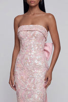 Laden Sie das Bild in den Galerie-Viewer, Appliquiertes Bowknot Rosa Trägerloses Midi Kleid mit Rückenschlitz