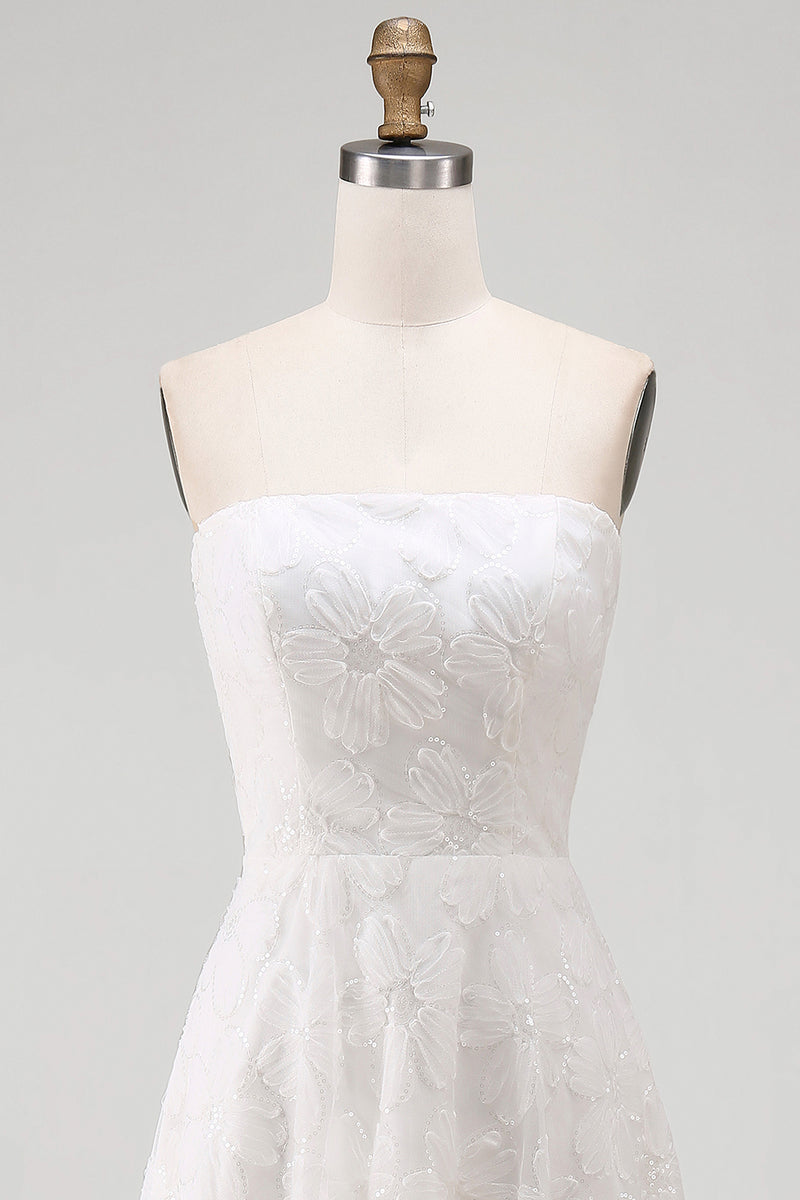 Laden Sie das Bild in den Galerie-Viewer, Weißes Trägerloses Hoch Niedrig A-Linie Standesamt Kleid mit 3D-Blumen
