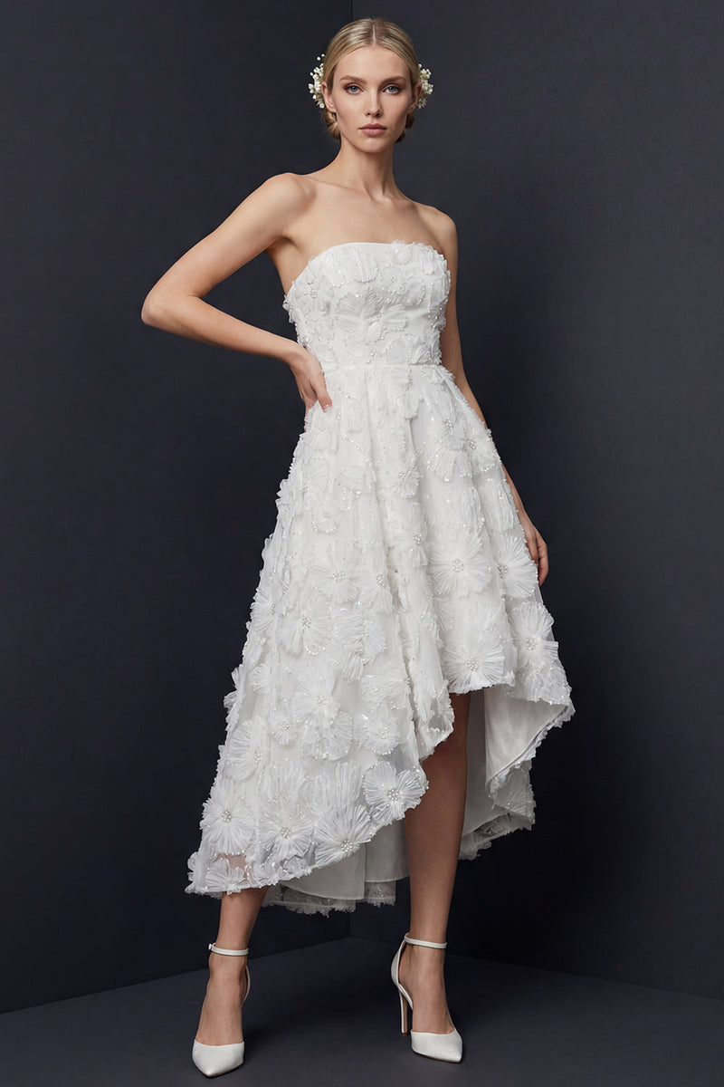 Laden Sie das Bild in den Galerie-Viewer, Weißes Trägerloses Hoch Niedrig A-Linie Standesamt Kleid mit 3D-Blumen