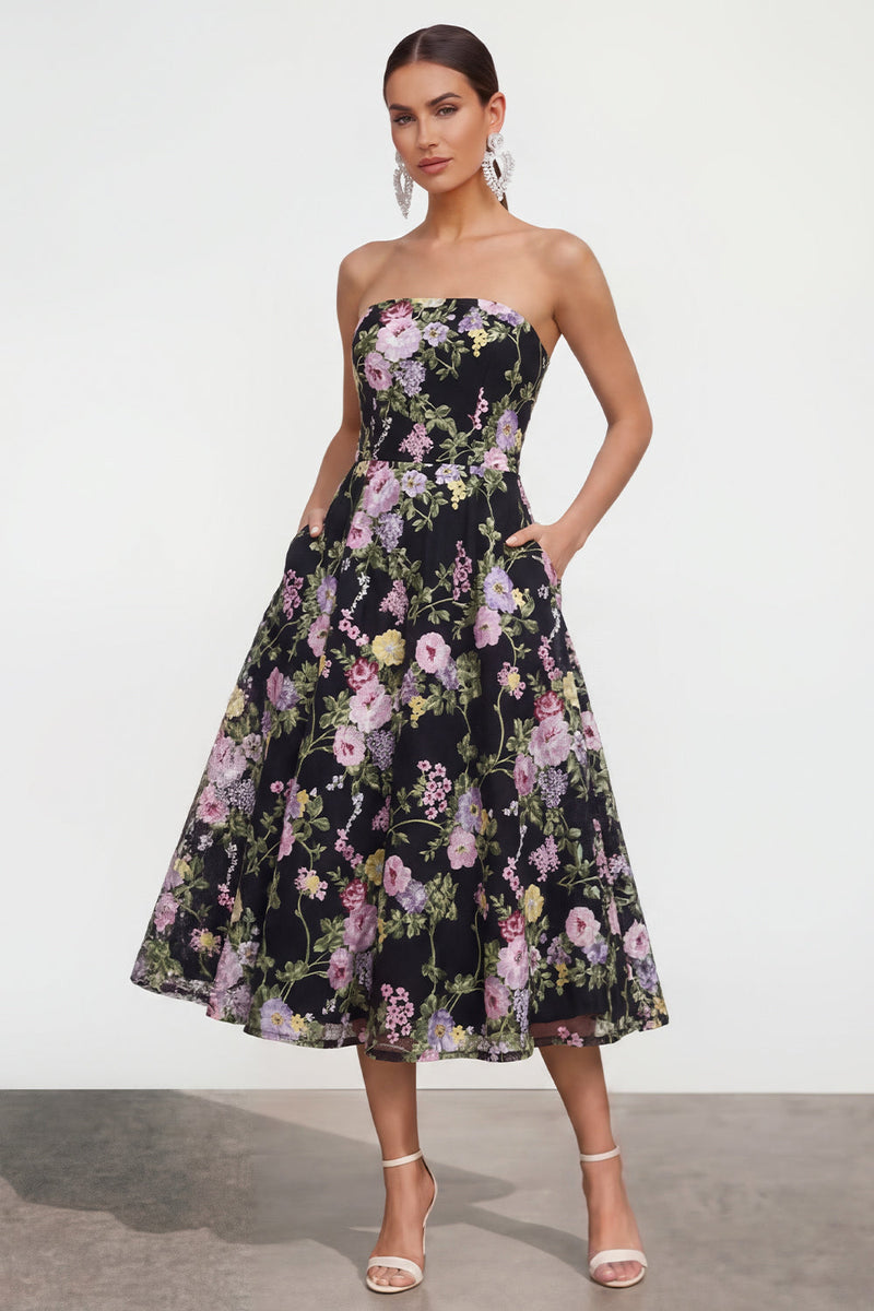 Laden Sie das Bild in den Galerie-Viewer, Trägerloses A-Linie Schwarzes Rosa Blumen Midi-Kleid mit Taschen