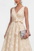 Laden Sie das Bild in den Galerie-Viewer, Lila A-Linie V-Ausschnitt Midi Blumenkleid mit Schleife