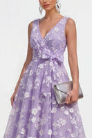 Laden Sie das Bild in den Galerie-Viewer, Lila A-Linie V-Ausschnitt Midi Blumenkleid mit Schleife