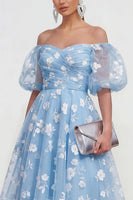 Laden Sie das Bild in den Galerie-Viewer, Schulterfreies A-Linie Rosa Midi Blumenkleid mit Schnürung hinten