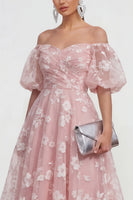 Laden Sie das Bild in den Galerie-Viewer, Schulterfreies A-Linie Rosa Midi Blumenkleid mit Schnürung hinten