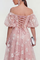 Laden Sie das Bild in den Galerie-Viewer, Schulterfreies A-Linie Rosa Midi Blumenkleid mit Schnürung hinten