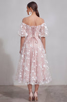 Laden Sie das Bild in den Galerie-Viewer, Schulterfreies A-Linie Rosa Midi Blumenkleid mit Schnürung hinten