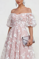 Laden Sie das Bild in den Galerie-Viewer, Schulterfreies A-Linie Rosa Midi Blumenkleid mit Schnürung hinten