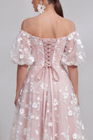Laden Sie das Bild in den Galerie-Viewer, Schulterfreies A-Linie Rosa Midi Blumenkleid mit Schnürung hinten