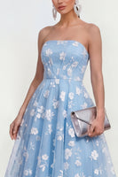 Laden Sie das Bild in den Galerie-Viewer, Flieder Trägerloses A-Linie Midi Blumenkleid mit Taschen
