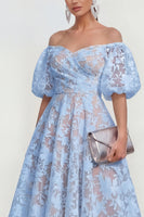 Laden Sie das Bild in den Galerie-Viewer, Rosa Schulterfreies A-Linie Midi Blumenkleid mit Puffärmeln