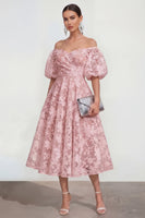 Laden Sie das Bild in den Galerie-Viewer, Rosa Schulterfreies A-Linie Midi Blumenkleid mit Puffärmeln