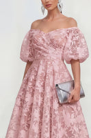 Laden Sie das Bild in den Galerie-Viewer, Rosa Schulterfreies A-Linie Midi Blumenkleid mit Puffärmeln