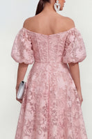 Laden Sie das Bild in den Galerie-Viewer, Rosa Schulterfreies A-Linie Midi Blumenkleid mit Puffärmeln