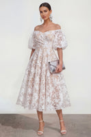 Laden Sie das Bild in den Galerie-Viewer, Rosa Schulterfreies A-Linie Midi Blumenkleid mit Puffärmeln