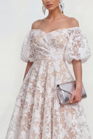 Laden Sie das Bild in den Galerie-Viewer, Rosa Schulterfreies A-Linie Midi Blumenkleid mit Puffärmeln