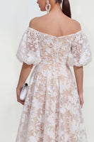 Laden Sie das Bild in den Galerie-Viewer, Rosa Schulterfreies A-Linie Midi Blumenkleid mit Puffärmeln