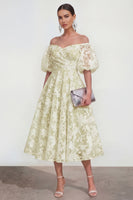 Laden Sie das Bild in den Galerie-Viewer, Rosa Schulterfreies A-Linie Midi Blumenkleid mit Puffärmeln