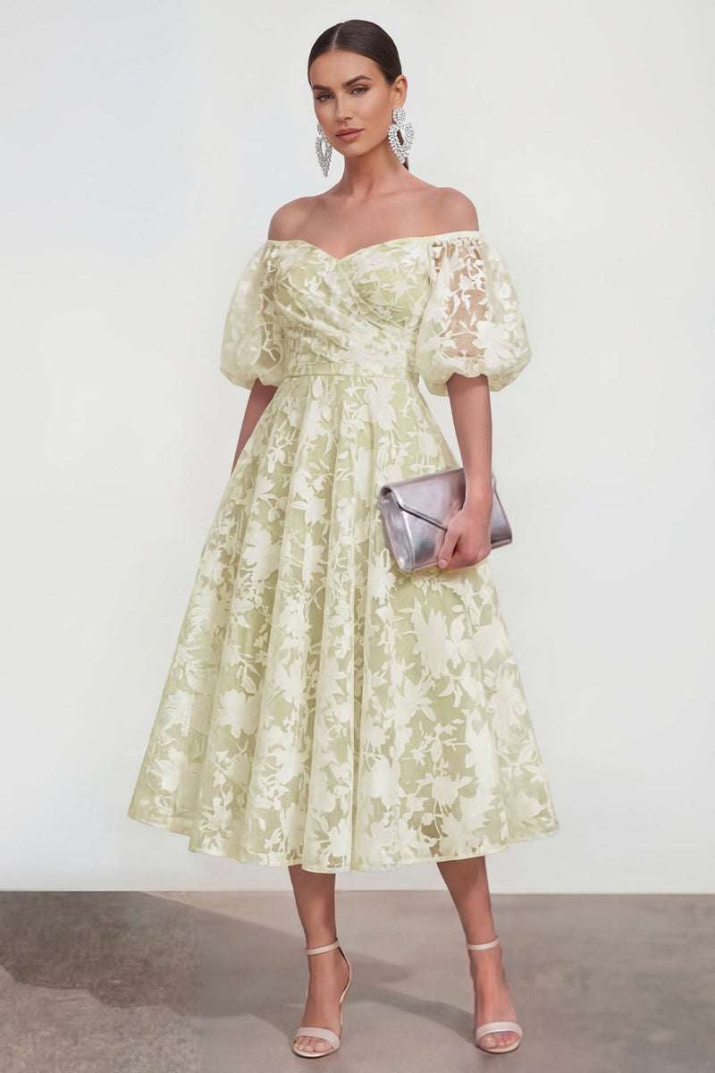 Laden Sie das Bild in den Galerie-Viewer, Rosa Schulterfreies A-Linie Midi Blumenkleid mit Puffärmeln
