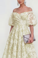 Laden Sie das Bild in den Galerie-Viewer, Rosa Schulterfreies A-Linie Midi Blumenkleid mit Puffärmeln