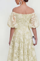 Laden Sie das Bild in den Galerie-Viewer, Rosa Schulterfreies A-Linie Midi Blumenkleid mit Puffärmeln
