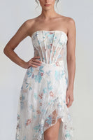 Laden Sie das Bild in den Galerie-Viewer, Weißes A-Linie Trägerloses Korsett Langes Multi-Blumen Ballkleid mit Rüschenschlitz