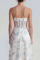 Laden Sie das Bild in den Galerie-Viewer, Weißes A-Linie Trägerloses Korsett Langes Multi-Blumen Ballkleid mit Rüschenschlitz