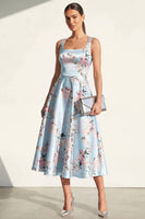 Laden Sie das Bild in den Galerie-Viewer, Blaues A-Linie Midi Quadrathals Satin Blumenkleid mit Druck