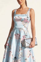 Laden Sie das Bild in den Galerie-Viewer, Blaues A-Linie Midi Quadrathals Satin Blumenkleid mit Druck