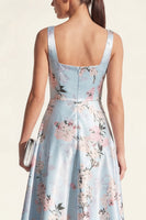 Laden Sie das Bild in den Galerie-Viewer, Blaues A-Linie Midi Quadrathals Satin Blumenkleid mit Druck