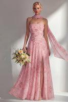 Laden Sie das Bild in den Galerie-Viewer, Chiffon Gelbes Rosa Blumenbedrucktes Gerafftes Trägerloses Langes Brautjungfernkleid mit Schlitz