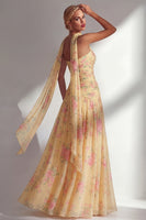 Laden Sie das Bild in den Galerie-Viewer, Chiffon Gelbes Rosa Blumenbedrucktes Gerafftes Trägerloses Langes Brautjungfernkleid mit Schlitz