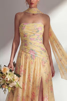 Laden Sie das Bild in den Galerie-Viewer, Chiffon Gelbes Rosa Blumenbedrucktes Gerafftes Trägerloses Langes Brautjungfernkleid mit Schlitz