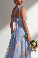 Laden Sie das Bild in den Galerie-Viewer, Chiffonblaues pinkes Blumenkleid mit einer Schulter gerafftes langes Brautjungfernkleid mit Schlitz