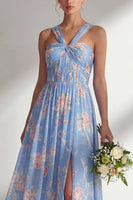 Laden Sie das Bild in den Galerie-Viewer, Chiffonblaues pinkes Blumenkleid mit einer Schulter gerafftes langes Brautjungfernkleid mit Schlitz