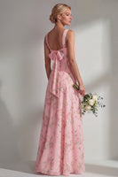 Laden Sie das Bild in den Galerie-Viewer, Chiffonblaues pinkes Blumenkleid mit einer Schulter gerafftes langes Brautjungfernkleid mit Schlitz