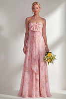 Laden Sie das Bild in den Galerie-Viewer, Chiffonblaues pinkes Blumenkleid mit einer Schulter gerafftes langes Brautjungfernkleid mit Schlitz