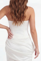 Laden Sie das Bild in den Galerie-Viewer, Trägerloses Bodycon Weißes Mini Standesamtkleid mit 3D-Blumen