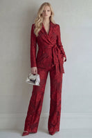 Laden Sie das Bild in den Galerie-Viewer, Rote Spitze Peak Revers Floral 2-teilige Slim Fit Abschlussballanzüge mit Gürtel