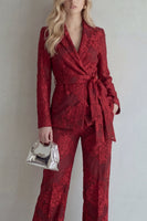 Laden Sie das Bild in den Galerie-Viewer, Rote Spitze Peak Revers Floral 2-teilige Slim Fit Abschlussballanzüge mit Gürtel