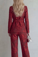 Laden Sie das Bild in den Galerie-Viewer, Rote Spitze Peak Revers Floral 2-teilige Slim Fit Abschlussballanzüge mit Gürtel