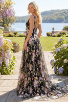 Laden Sie das Bild in den Galerie-Viewer, Schwarzes Rosa Blühendes Tüll A-Linie V-Ausschnitt Langes Abschlussball-Kleid mit Blumenbestickung