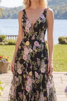 Laden Sie das Bild in den Galerie-Viewer, Schwarzes Rosa Blühendes Tüll A-Linie V-Ausschnitt Langes Abschlussball-Kleid mit Blumenbestickung
