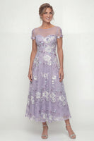 Laden Sie das Bild in den Galerie-Viewer, Dusty Purple Ein linienbesticktes Mutter-der-der-Braut-Kleid mit kurzen Ärmeln